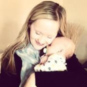 Abby Johnson Langs foto