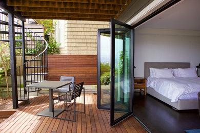 Photo of a mid-sized modern backyard deck in San Francisco.