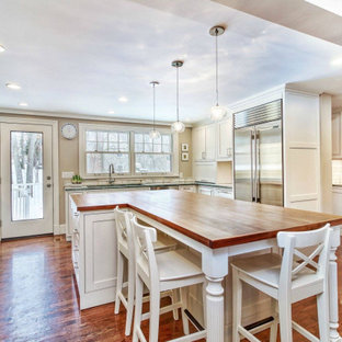 Küchen mit Rückwand aus Marmor und freigelegten Dachbalken Ideen