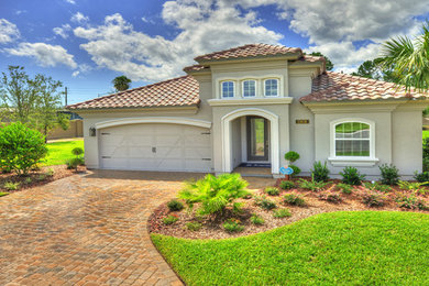 Example of a transitional home design design in Jacksonville