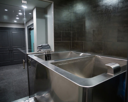 Badezimmer mit Edelstahl-Waschbecken/Waschtisch und schwarzer Wandfarbe