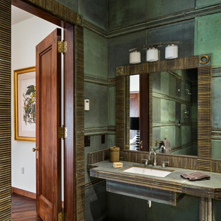 Idée de décoration pour une salle de bain principale design de taille moyenne avec une douche ouverte, un carrelage vert, un mur vert, béton au sol, un lavabo encastré, un sol gris, aucune cabine, un WC à poser, carrelage en métal et un plan de toilette en cuivre.