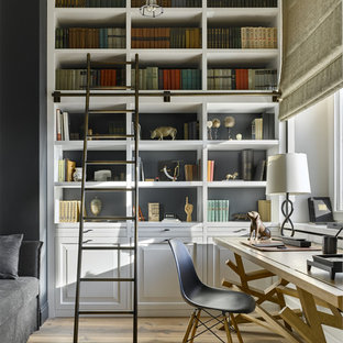 Пример оригинального дизайна интерьера: рабочее место в стиле современная классика с светлым паркетным полом, отдельно стоящим рабочим столом и бежевым полом