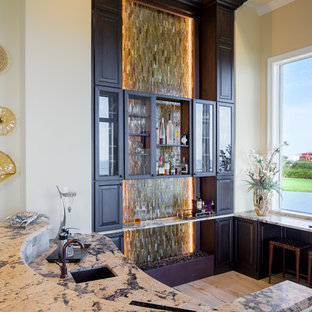 ジャクソンビルの中サイズのおしゃれな着席型バー (濃色木目調キャビネット、オニキスカウンター) の写真