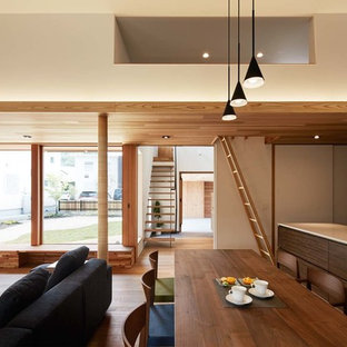 名古屋のモダンスタイルのおしゃれなLDK (白い壁、無垢フローリング、茶色い床) の写真