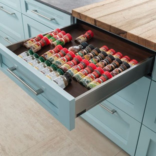 Exemple d'une arrière-cuisine tendance avec un placard à porte plane, des portes de placard bleues et un plan de travail en bois.