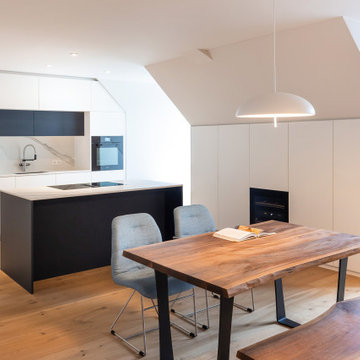 Tolles Innenausbau-Konzept mit Küche unter der Dachschräge