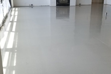 Ejemplo de salón abierto contemporáneo de tamaño medio con suelo de cemento