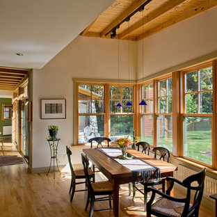 ブリッジポートの中サイズのLDKの画像 (白い壁、淡色無垢フローリング、暖炉なし、茶色い床)