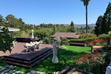 Example of a trendy deck design in San Francisco
