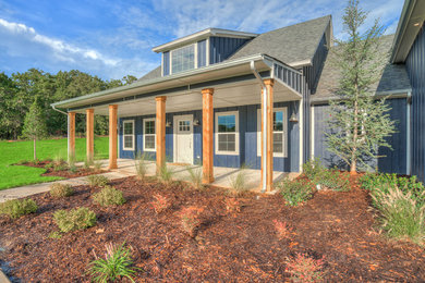 Inspiration for a farmhouse exterior home remodel in Oklahoma City