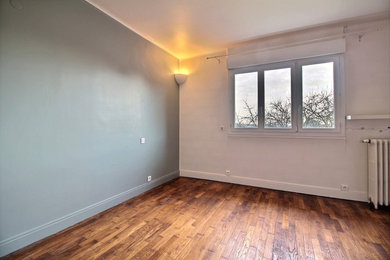 Cette photo montre une chambre chic.