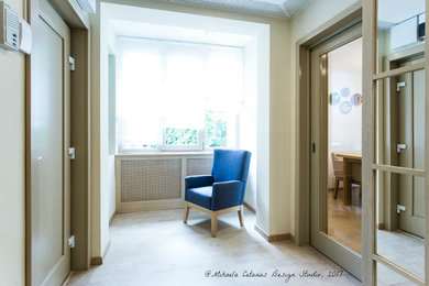 Foto de recibidores y pasillos actuales de tamaño medio con paredes beige, suelo de corcho y suelo beige