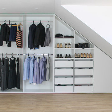 Begehbarer Kleiderschrank unter der Dachschräge