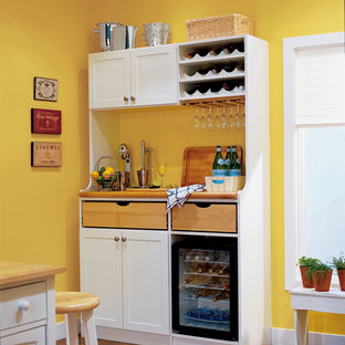 Пример оригинального дизайна: большая угловая кухня в стиле современная классика с кладовкой, открытыми фасадами, белыми фасадами и паркетным полом среднего тона без острова