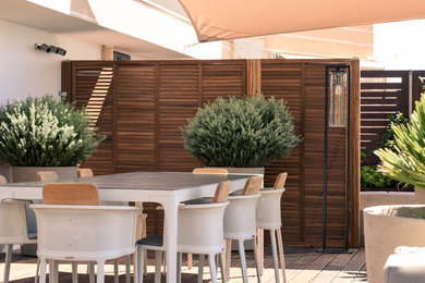 Exemple d'une terrasse tendance avec un auvent.