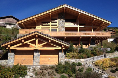 Idées déco pour une façade de maison classique.
