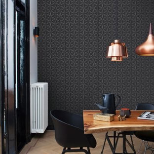 На фото: с высоким бюджетом гостиные-столовые среднего размера в стиле лофт с черными стенами и светлым паркетным полом без камина