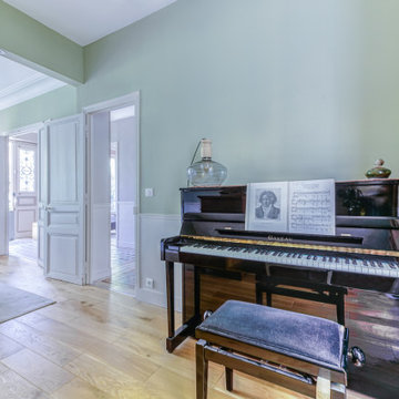 Salle à manger dans une belle maison ancienne à Saint -Maur