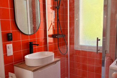 Cette photo montre une salle de bain de taille moyenne.