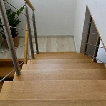 Escalier autoporteur, deux quart tournant à palier, en chêne massif