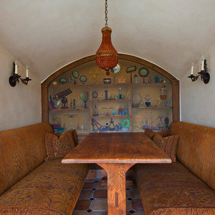 Mediterranes Esszimmer mit beiger Wandfarbe und Terrakottaboden in Portland