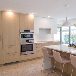 cuisine avec un plan de travail en surface solide et un