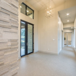 Неиссякаемый источник вдохновения для домашнего уюта: входная дверь среднего размера в современном стиле с белыми стенами, полом из известняка, одностворчатой входной дверью и стеклянной входной дверью