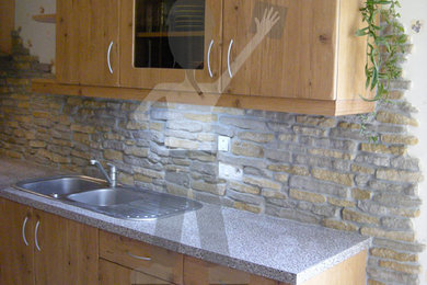 Stone kitchen backsplash - La Caroleuse