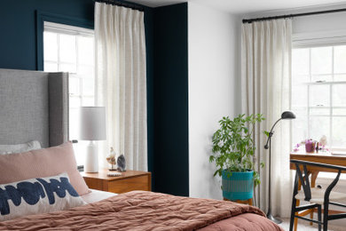 Modelo de dormitorio principal minimalista de tamaño medio con paredes azules, moqueta y suelo beige