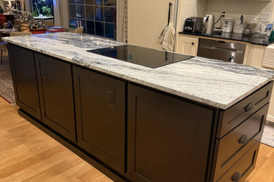 Example of a kitchen design in Seattle