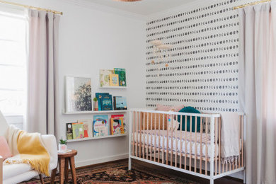 Mittelgroßes Modernes Babyzimmer mit weißer Wandfarbe, braunem Holzboden und Tapetenwänden in Birmingham