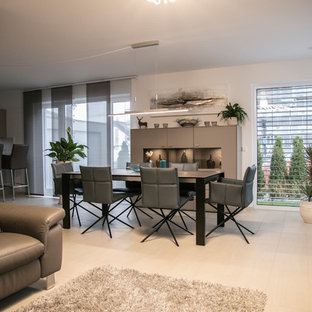 シュトゥットガルトの巨大なコンテンポラリースタイルのLDKの画像 (白い壁、磁器タイルの床、暖炉なし、ベージュの床)