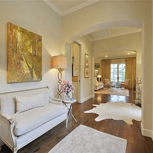 オースティンのトラディショナルスタイルのおしゃれな玄関の写真