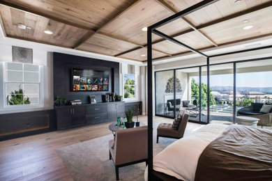 Foto de dormitorio principal minimalista de tamaño medio sin chimenea con paredes blancas, suelo de madera clara, suelo beige y madera