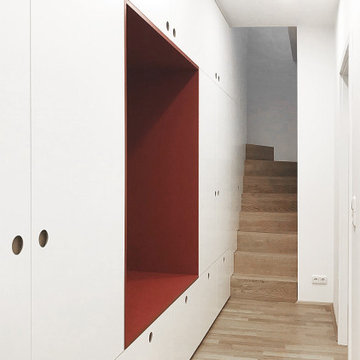 Maisonette P - Kleiderschrank mit Treppenaufgang