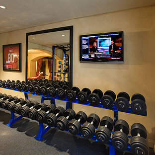 ロサンゼルスの大きいトラディショナルスタイルのおしゃれなトレーニングルーム (ベージュの壁) の写真