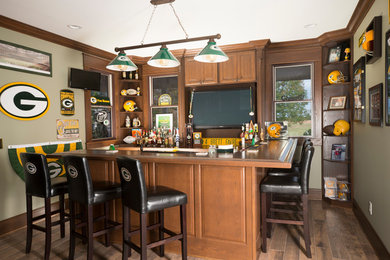 Home bar - craftsman home bar idea in Chicago