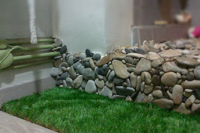 Idée de décoration pour un petit jardin tradition avec pierres et graviers.