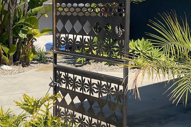 This is an example of a mid-sized mid-century modern drought-tolerant front yard river rock garden path in Los Angeles.