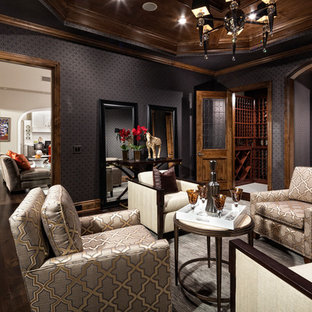 Repräsentatives, Abgetrenntes Mediterranes Wohnzimmer mit dunklem Holzboden und schwarzer Wandfarbe in Los Angeles