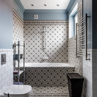 Bäder mit farbigen Fliesen und blauer Wandfarbe Ideen, Design & Bilder