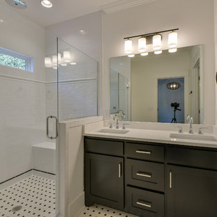 Badezimmer mit schwarzen Schränken und Quarzit-Waschtisch Ideen, Design