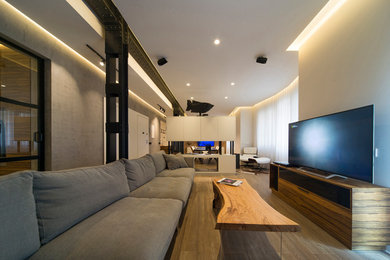 Ejemplo de salón abierto urbano grande con suelo de madera en tonos medios