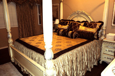 Bedroom - traditional bedroom idea in San Diego