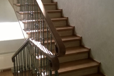 Идея дизайна: большая п-образная деревянная лестница в стиле неоклассика (современная классика) с деревянными ступенями и деревянными перилами