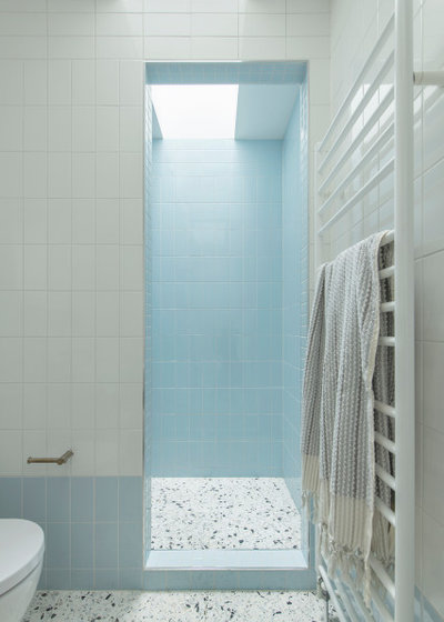 コンテンポラリー 浴室 by Lisa Breeze Architect
