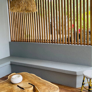 Pergola bioclimatique, terrasse et plage piscine en bois exotique.