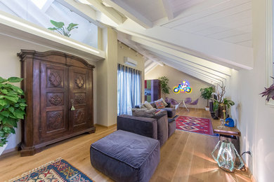 Idee per un soggiorno boho chic di medie dimensioni e stile loft con sala formale, pareti beige, pavimento in legno massello medio, parete attrezzata, pavimento beige e tappeto