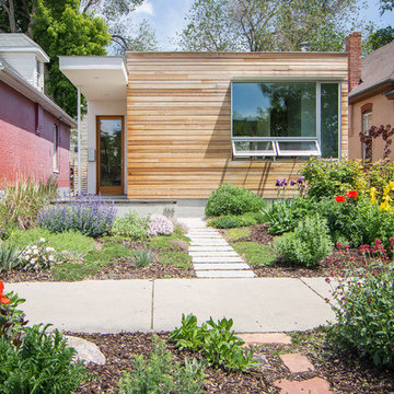 My Houzz: A Modern Home Meets Its Neighbors Halfway